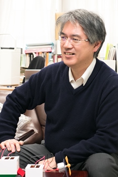 広島大学の強みである物性物理学について語る木村教授