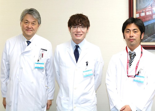 左から工藤病院長、重信医師、吉田医師