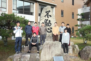 研究室の学生たちと川田准教授